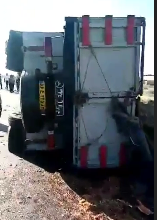 کامیون حامل هندوانه در خرامه واژگون شد